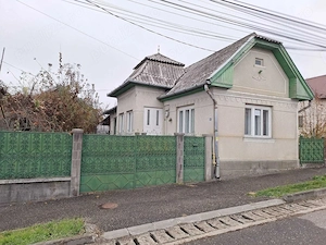 Casă cu curte și grădină