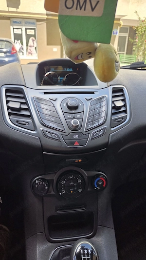 Vând Ford Fiesta, an fabricație 2013, motor 1.5 TDCi diesel (1.499 cm ), cutie manuală, culoare albă - imagine 4