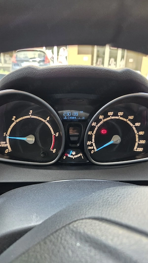 Vând Ford Fiesta, an fabricație 2013, motor 1.5 TDCi diesel (1.499 cm ), cutie manuală, culoare albă - imagine 3