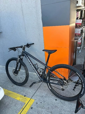 Vând bicicletă Model Rockhopper 