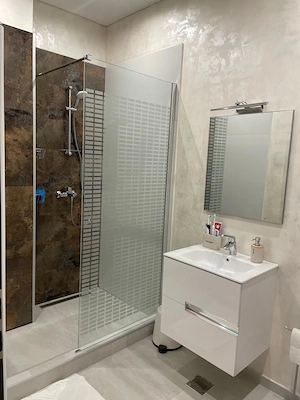 Mamaia Nord apartament 2 camere parter cu balcon in resort cu piscina ,prima linie la promenada - imagine 7