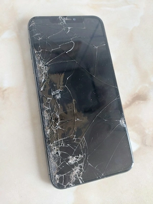 Vând Apple iPhone 11 Pro Max [placă de bază fără cont iCloud] [display spart] [poze reale]