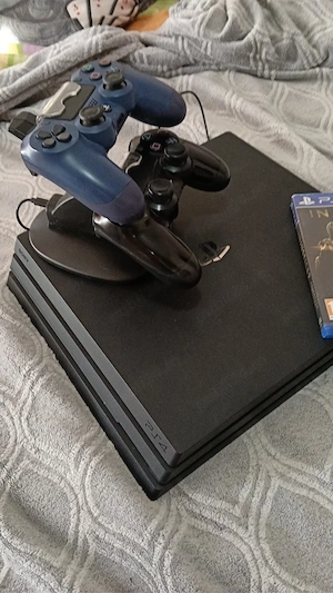 PS4 PRO 1TB+2 manete+1 joc+statie de incarcat manete