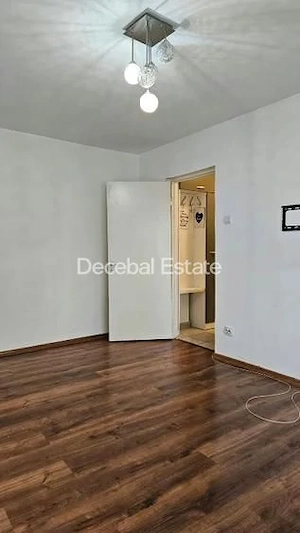 2 camere decomandat 2 min  Metrou 1 Decembrie et 2 renovat an 1977 - imagine 4