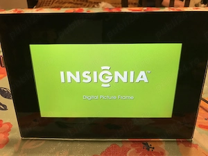 Rama foto digitală cu telecomandă, marca Insignia. Vine cu o telecomandă de operare slim design. 