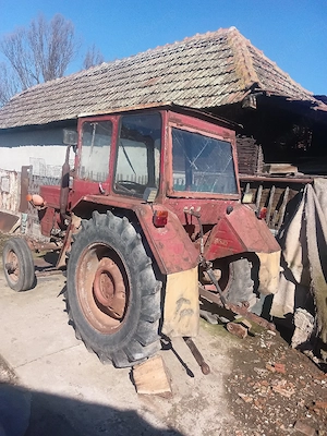 vând tractor UTB550