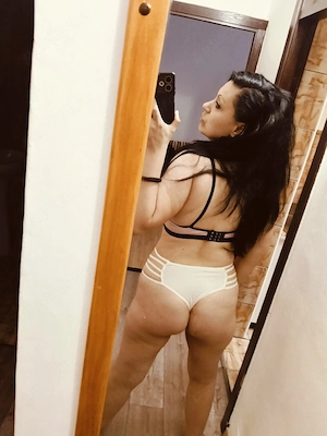 Bruneta naturala, sexy si discreta