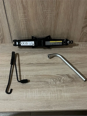 Set cric auto VW cu manivelă și cheie pentru roți, accesorii pentru schimbarea roții în caz de pană - imagine 2