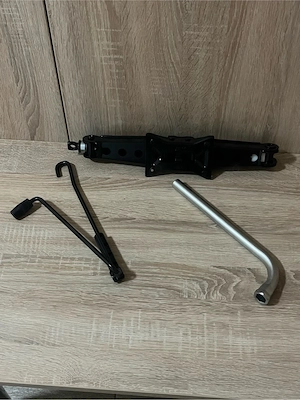 Set cric auto VW cu manivelă și cheie pentru roți, accesorii pentru schimbarea roții în caz de pană