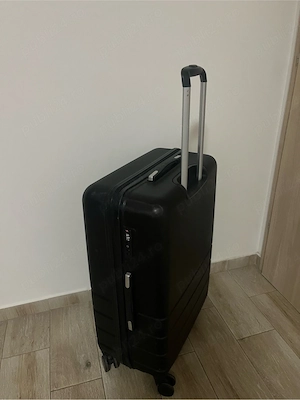 Troler Reebok negru cu carcasă rigidă, 4 roți, mâner telescopic și închidere cu cifru pentru călător