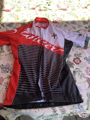 Vand set Ciclism Damă Wilier Triestina (Tricou + Pantaloni fără bretele)   Original  Stare excelenta