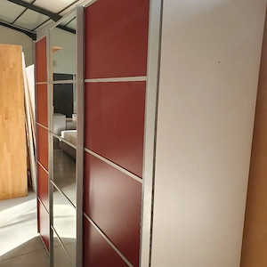 Dressing pentru haine cu uși glisante 