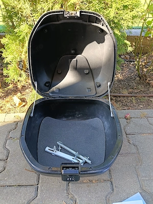 vând topcase universal pentru scuter  - imagine 2