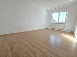 Apartament cu 2 camere decomandate   curat, luminos și pregătit pentru amenajare după propriul gust! - imagine 2
