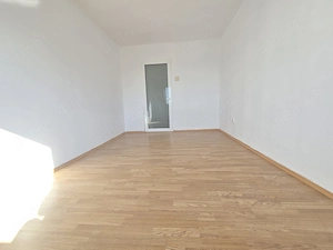 Apartament cu 2 camere decomandate   curat, luminos și pregătit pentru amenajare după propriul gust! - imagine 3