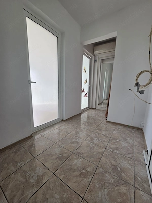 Apartament cu 2 camere decomandate   curat, luminos și pregătit pentru amenajare după propriul gust! - imagine 7