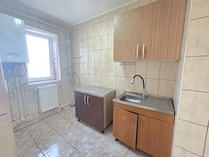 Apartament cu 2 camere decomandate   curat, luminos și pregătit pentru amenajare după propriul gust! - imagine 8
