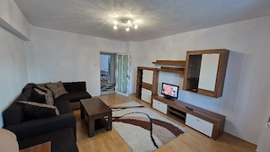 Proprietar închiriez ap 3camere zona Piața 700 central