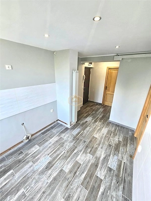 Etaj 3 | Apartament renovat cu 2 camere + garaj | Botizului - imagine 7