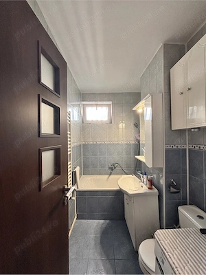 Apartament cu 3 camere situat în Brașov, cartierul Tractorul, în apropierea Pieței 
