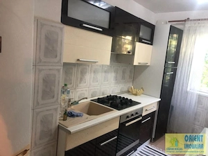Tomis Nord, de inchiriat 3 camere, decomandat, gaze, mobilat - imagine 3