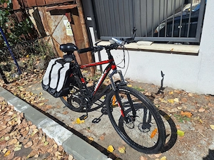 Vand bicicleta,cu portbagaj si geanta incluse,trusa scule,2 sei.