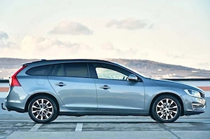 Volvo V60 D4 2.0 diesel, 190 CP, cutie automată Geartronic cu 8 trepte, an 2017, echipare Polar+. - imagine 2