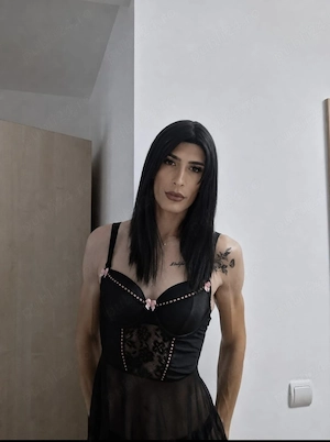  Hey everyone, I'm back! l'm Alexandra.