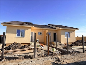 Duplex pe plan - 2 bai - canalizare