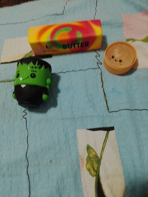 vand un dampling un squshy cap de craniu si un butter baby