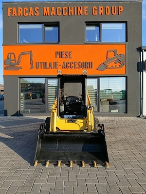 Miniîncărcător Komatsu SK815   3000 kg -Cupa multifunctionala - imagine 5