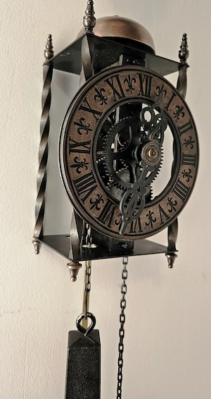 Ceas de perete cu pendula si o greutate Skeletron 