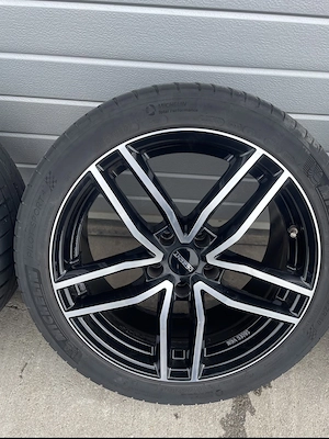  Vând set 4 roți R18 – Jante Dezent + Anvelope Michelin de vară