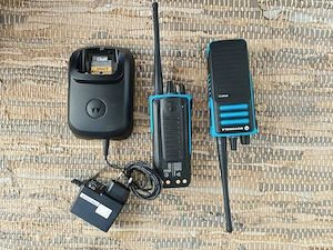 Set 2 Stații Radio Profesionale Motorola DP4401 Ex ATEX + Încărcător IMPRES (Ca noi)