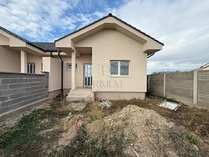 Duplex pe parter de v #226;nzare  #238;n Mo #537;ni #539;a Nou #259;, teren generos