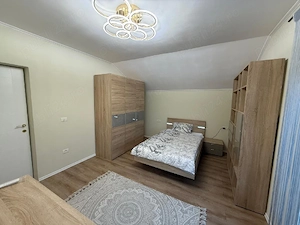 Inchiriez casa noua,3 dormitoare ,2 bai,living,birou si bucatarie open space ,situata in zona spital - imagine 3