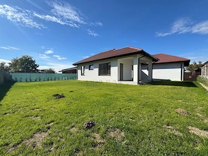 Jumatate de duplex pe parter, 3 dormitoare, curte uriasa de 383 mp, strada asfaltata - imagine 2
