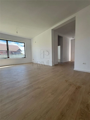 Jumatate de duplex pe parter, 3 dormitoare, curte uriasa de 383 mp, strada asfaltata - imagine 8