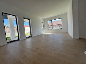 Jumatate de duplex pe parter, 3 dormitoare, curte uriasa de 383 mp, strada asfaltata - imagine 17