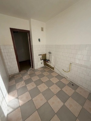 Apartament 3 camere semidecomandat, etaj 1 4, oras Bacau, zona Narcisa   direct proprietar - imagine 9