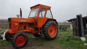 Vând Tractor Universal 650  U650