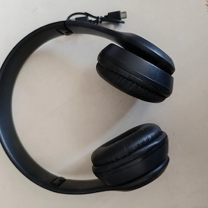 casti wireless cu incarcare usb plus cablu incarcare.