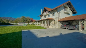 Locatie cu poveste in stil neoclasic, constelata de 3.000 mp teren - imagine 2