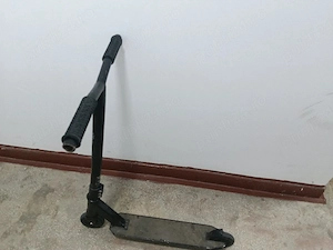 Trotinetă în stare bună de funcționare, fără piese lipsă sau defecte. Prezintă urme normale de utili