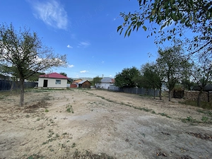 Casa și teren de vânzare 