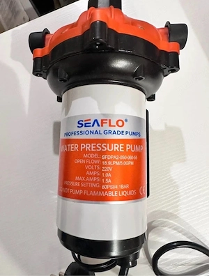 Pompă apă SEAFLO 220V 18,9 L/min 60 PSI – seria 55, nouă - imagine 2