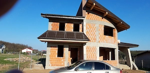 Casa la rosu,ideală pentru 2 familii