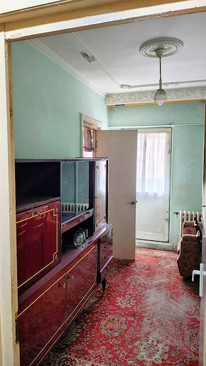 Vând apartament ultracentral, decomandat, 2 camere, baie, bucătărie, chicinetă, debara, terasă - imagine 3