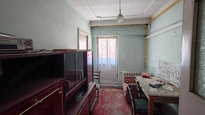 Vând apartament ultracentral, decomandat, 2 camere, baie, bucătărie, chicinetă, debara, terasă - imagine 2