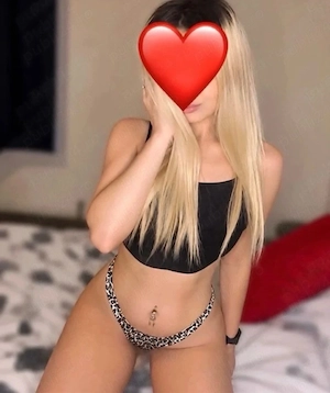 Blonda miniona cu forme ofer si show web 